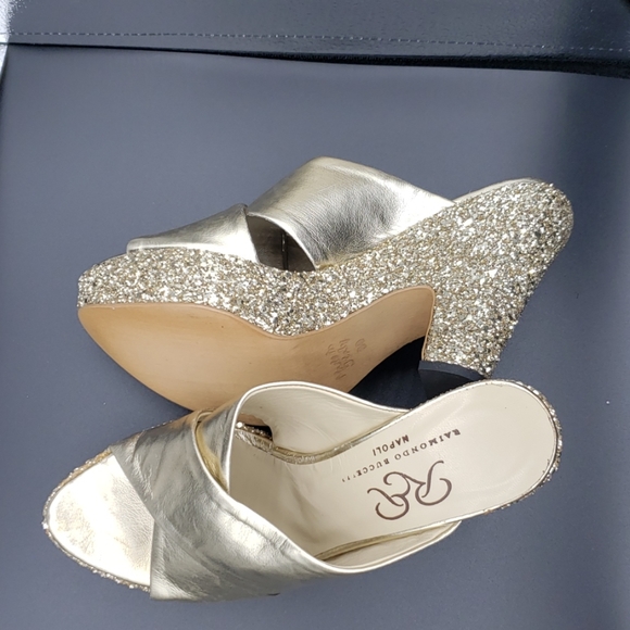 Gold leather shoes made in Italy